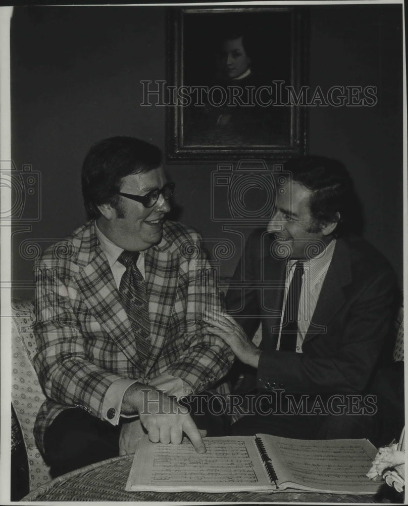 1976 Press Photo James Keeley & Gian Carlo Menotti discuss score for his cantata- Historic Images