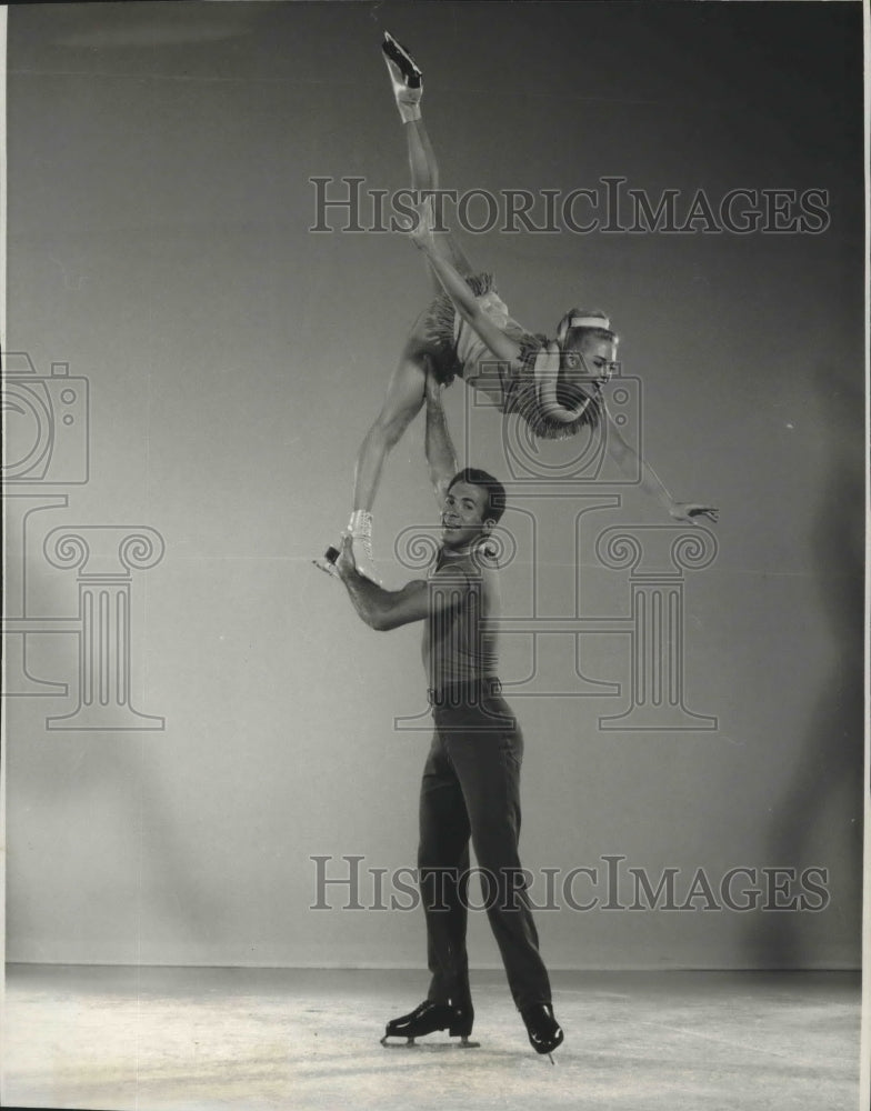1966 Press Photo Ice Skater Alfredo Mendoza, holds Jane Morris overhead- Historic Images