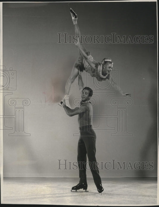1966 Press Photo Ice skaters Alfredo Mendoza Jane Morris perform, Holiday on Ice- Historic Images