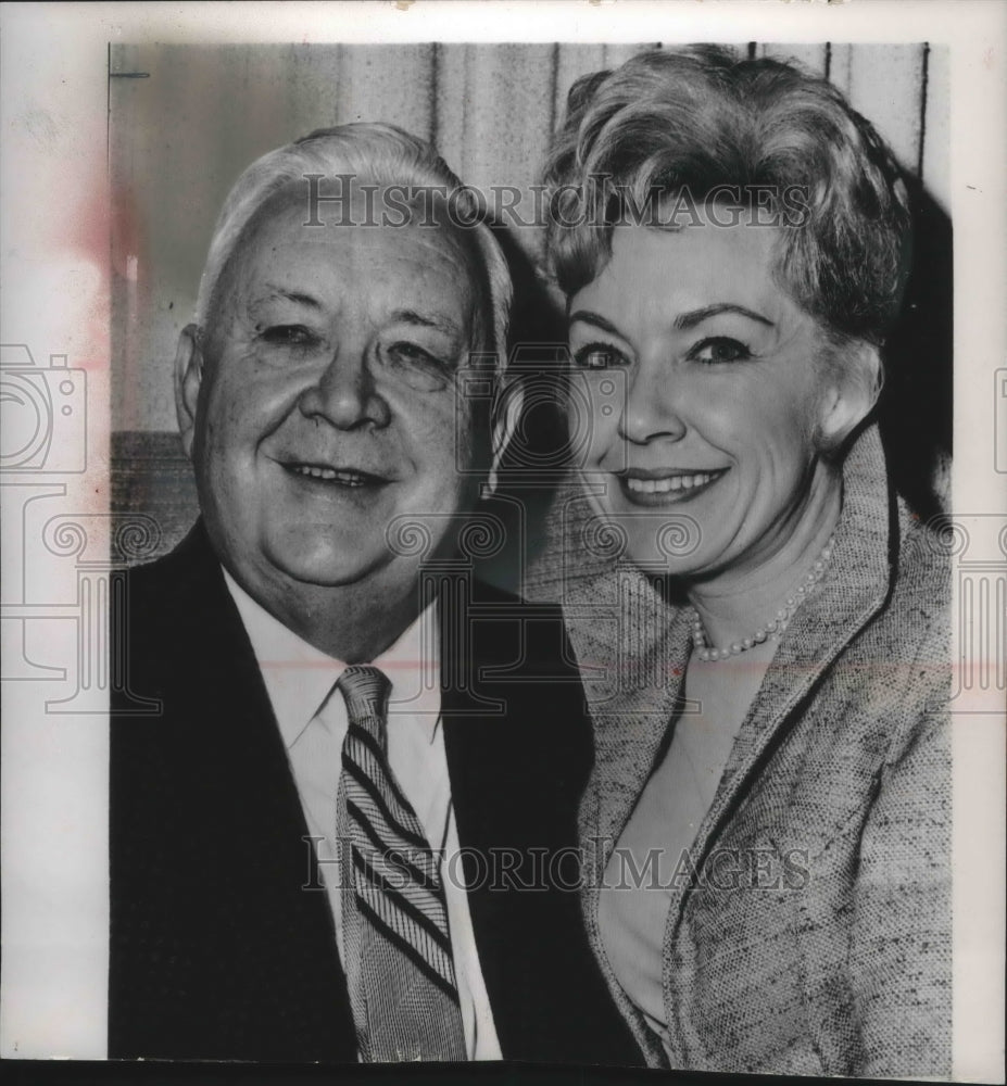 1964 Press Photo Tenor Lauritz Melchior, with fiance Mary Markham- Historic Images