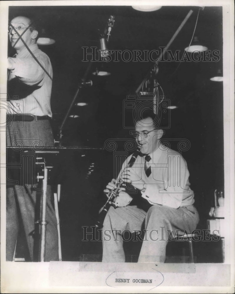 1962 Press Photo Musician Benny Goodman Plays Clarinet- Historic Images