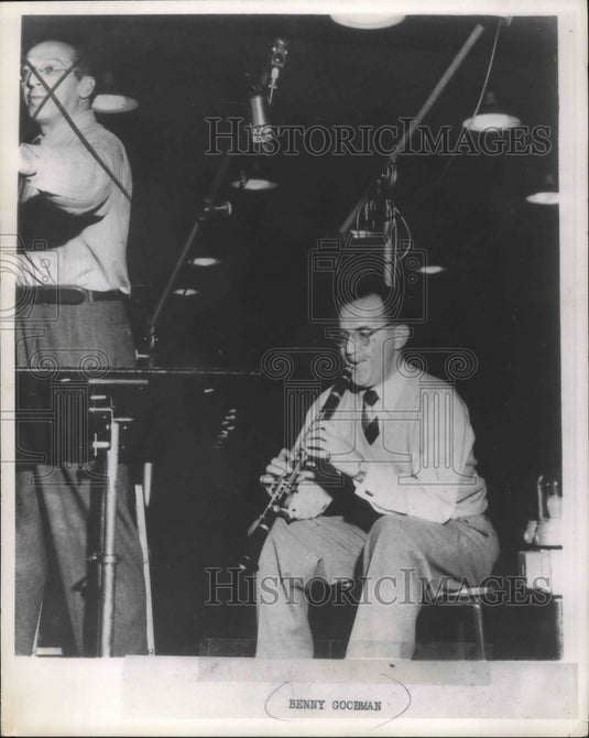 1962 Press Photo Musician Benny Goodman Plays Clarinet- Historic Images