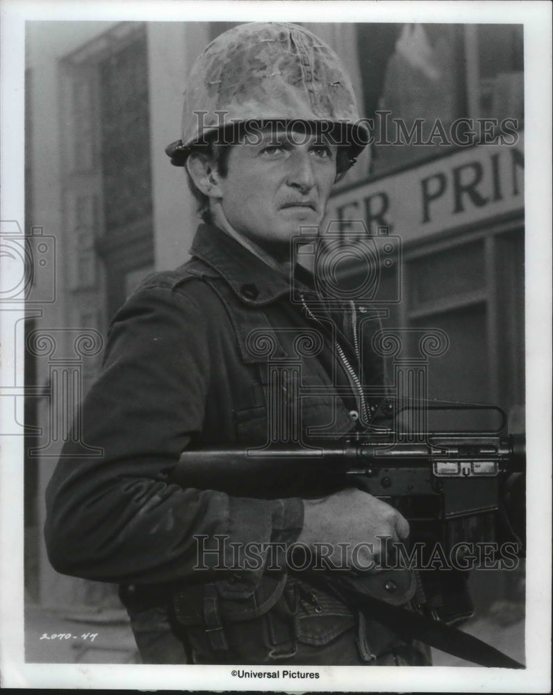 1975 Press Photo Marjoe Gortner, dressed as guardsman, scene in movie Earthquake- Historic Images