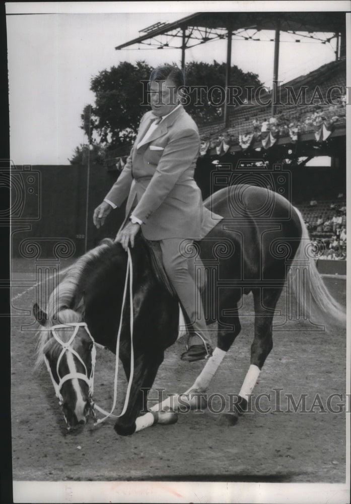 1955 Press Photo Radio &amp; TV star Arthur Godfrey rides his horse, Washington- Historic Images