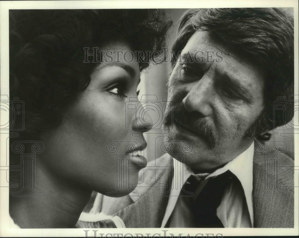 1974 Press Photo Harry Guardino With Teresa Graves In &#39;Get Christie Love!&#39;- Historic Images