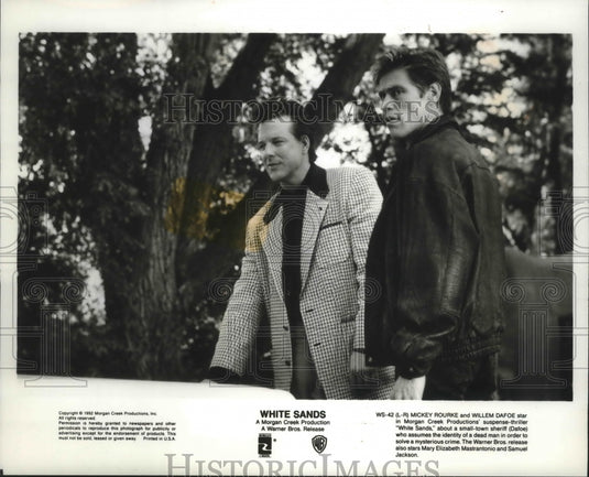 1992 Press Photo Mikcey Rourke and Willem Dafoe in a scene from "White Sands"- Historic Images