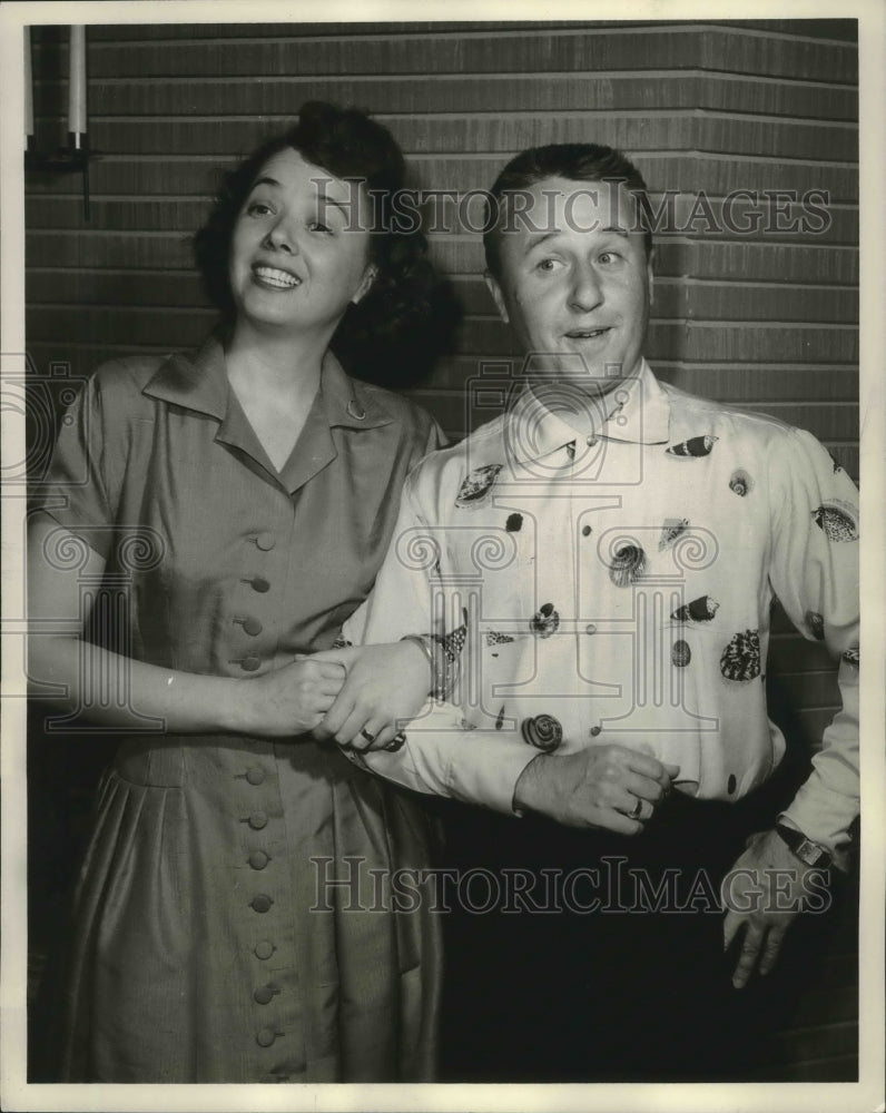 1955 Press Photo Actor George Gobel Arm In Arm With Woman- Historic Images