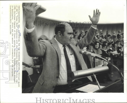 1984 Press Photo Willard Scott & Milwaukee Choristers at Christmas Peace Pageant- Historic Images