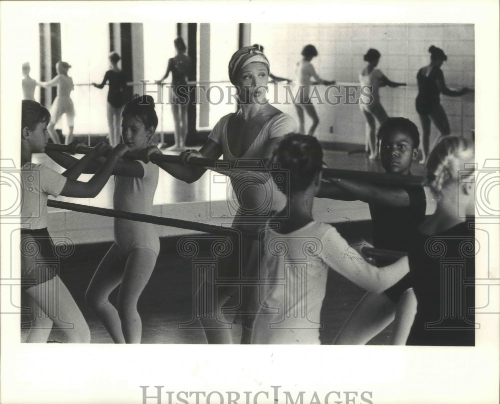 1983 Press Photo Melissa Hayden and ballet students - mjp20440- Historic Images