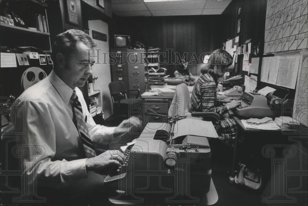 1977 Press Photo Channel 6 Anchor Tom Hooper And Dori Davenport Type At Desks- Historic Images