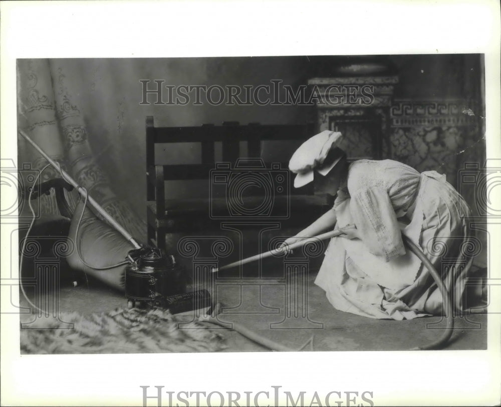 1908 Press Photo Woman Works With 1908 Model O With Tool Attachments- Historic Images