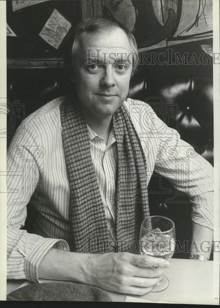 1982 Press Photo Economical Lyricist Tim Rice Drinks At Restaurant In New York- Historic Images