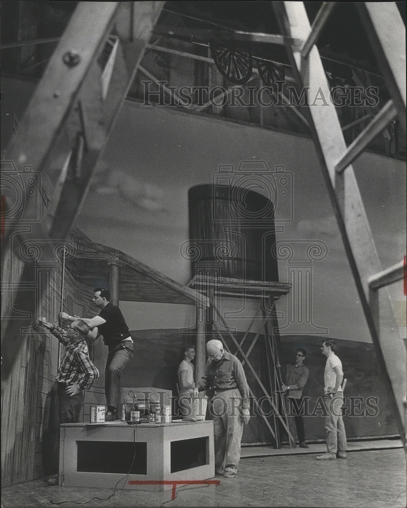 1967 Press Photo The Milwaukee Players set up the set for &quot;The Rainmaker&quot;- Historic Images