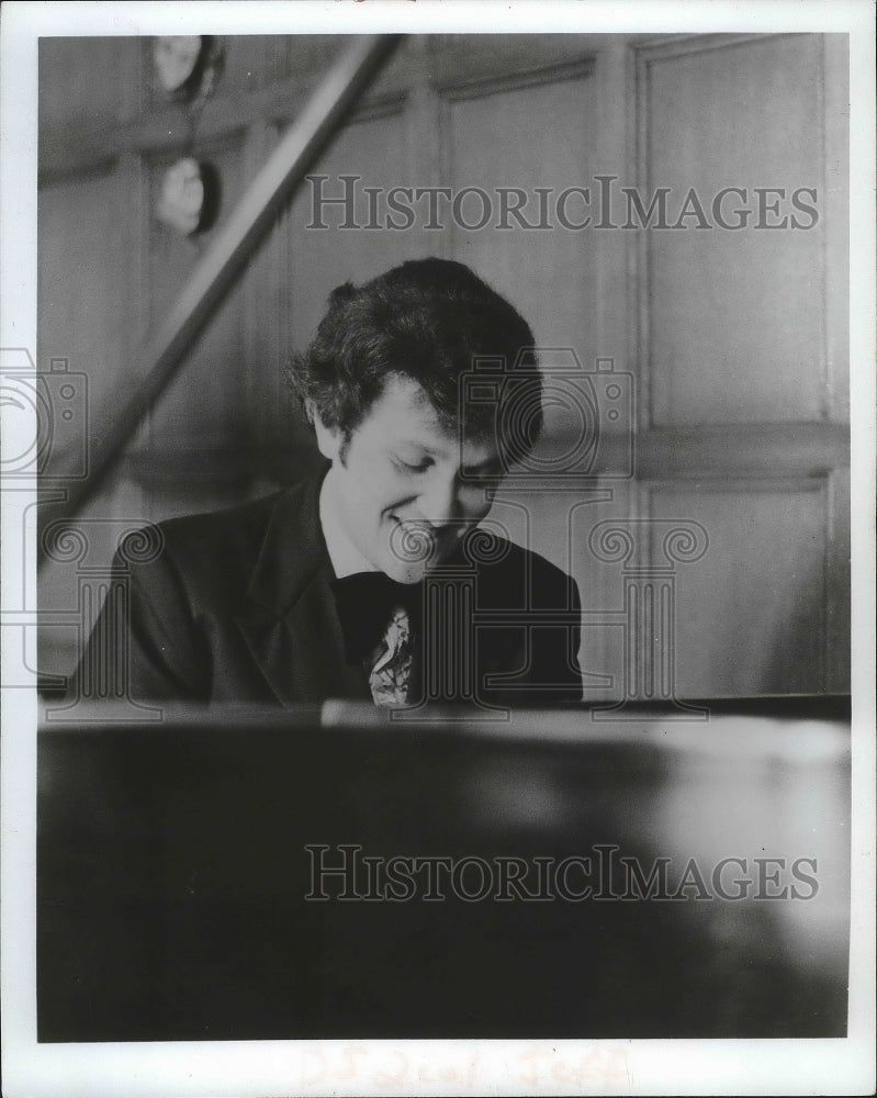 1974 Press Photo Jeffrey Hollander at the Performing Arts Center, Milwaukee- Historic Images