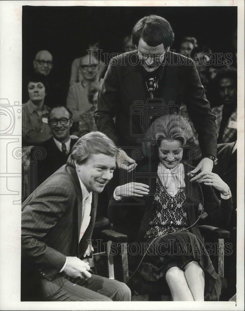 Load image into Gallery viewer, 1975 Press Photo Barbara Walters &amp; Jim Hartz before taping "The Making Of.."
