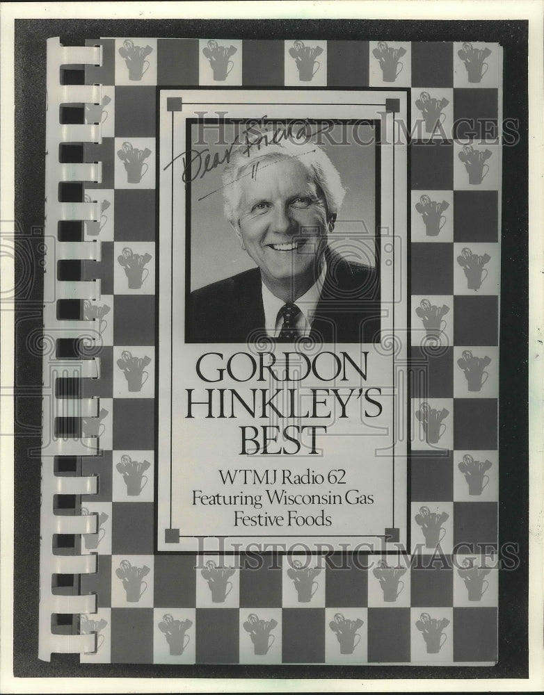 1984 Press Photo WTMJ Radio&#39;s Gordon Hinkley On The Cover Of His New Book- Historic Images