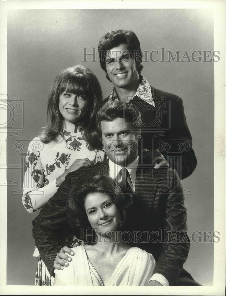 1973 Press Photo Larry Hagman with cast of &quot;Here We Go Again&quot;- Historic Images