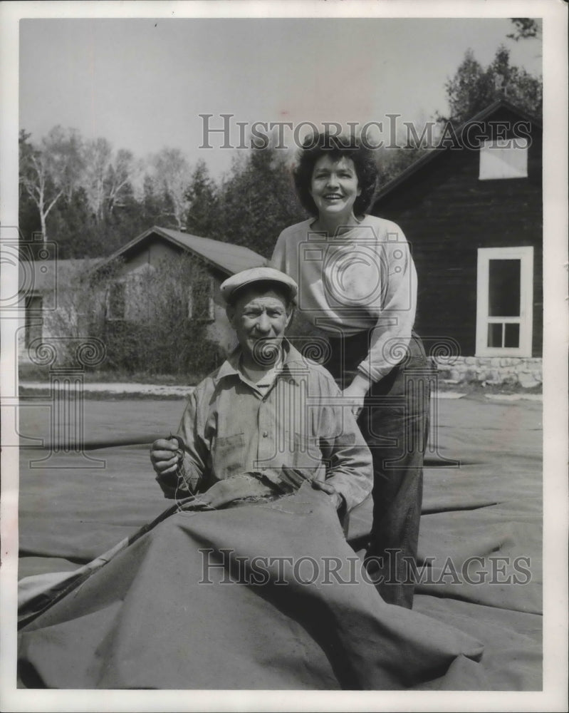 1953 Press Photo Caroline Rathbone With Sven Schroeder Who Fixes Canvas Top- Historic Images
