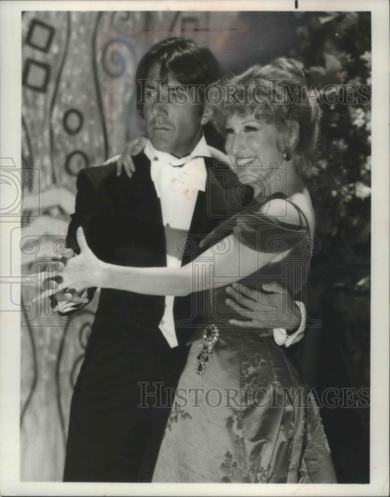 1977 Press Photo Dustin Hoffman and Bette Midler in "The Bette Midler Special"- Historic Images