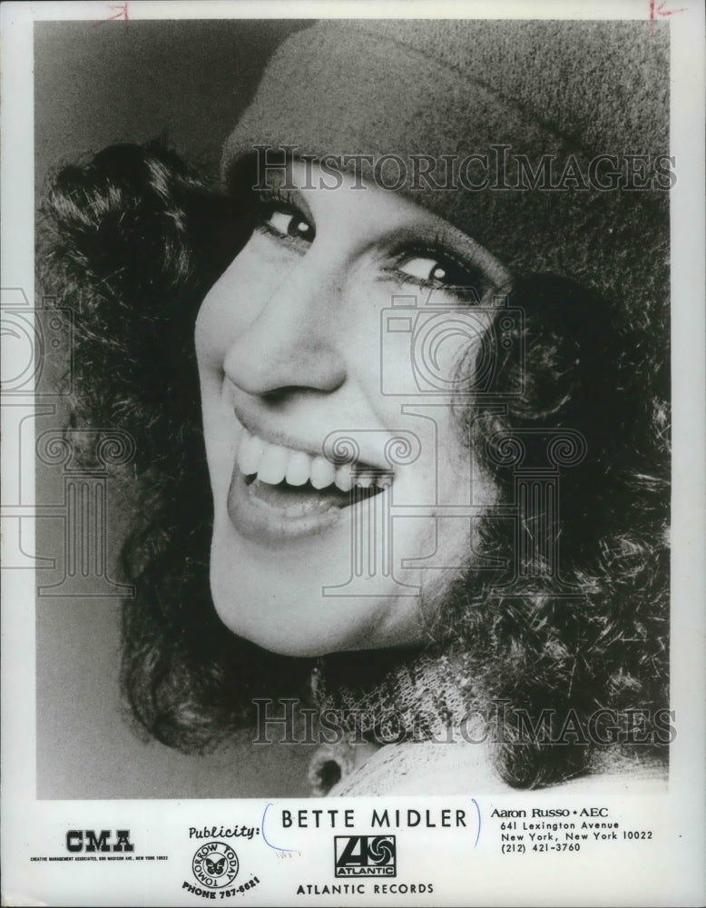 1973 Press Photo Bette Midler, actress, Travel Scrabble- Historic Images
