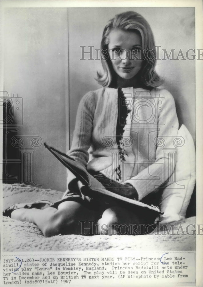 1967 Press Photo Princess Lee Radziwill studying script for play, Laura- Historic Images