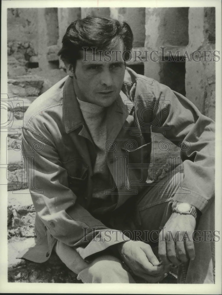 1975 Press Photo Jason Miller, in scene from A Home of Our Own, television movie- Historic Images