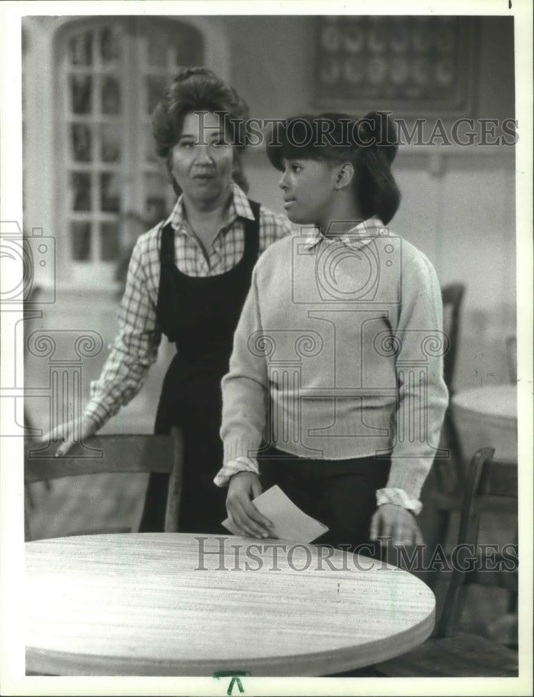 1981 Press Photo Charlotte Rae, Kim Fields in scene on The Facts of Life- Historic Images