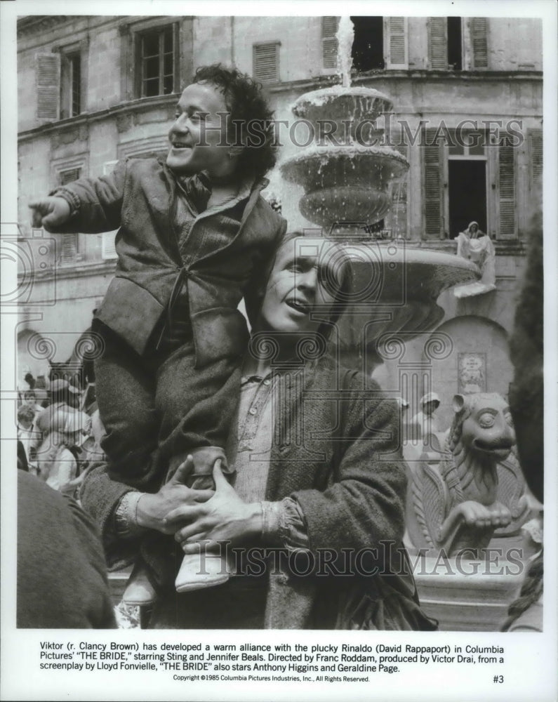 1985 Press Photo David Rappaport on the shoulder of Clancy Brown in "The Bride"- Historic Images