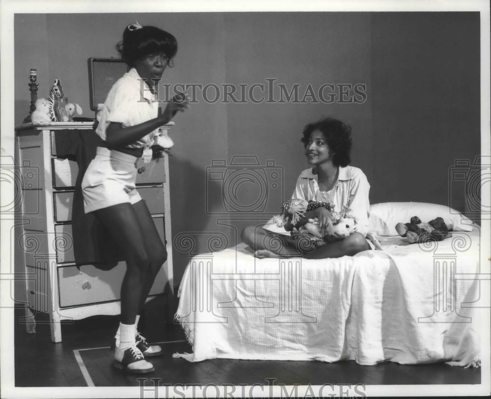 1976 Press Photo Jessie Saunders and Seret Scott star in &quot;My Sister, My Sister.&quot;- Historic Images