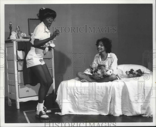 1976 Press Photo Jessie Saunders and Seret Scott star in "My Sister, My Sister."- Historic Images