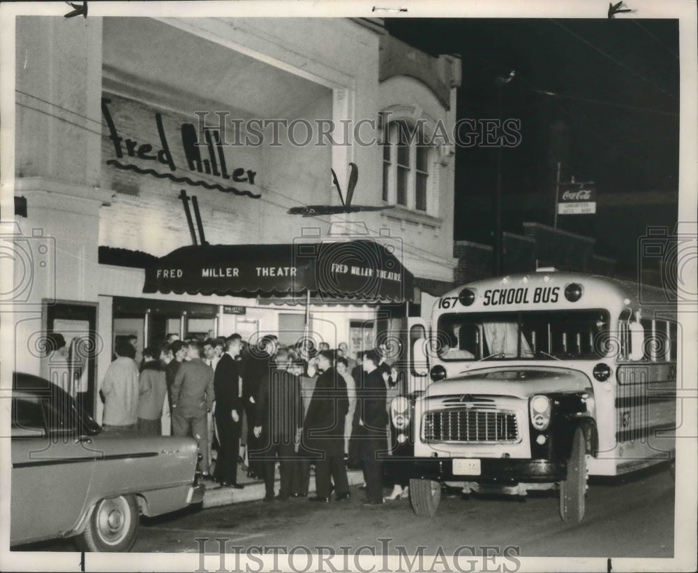 1951 Press Photo English pupils from Mayville High School enter Miller Theater.- Historic Images