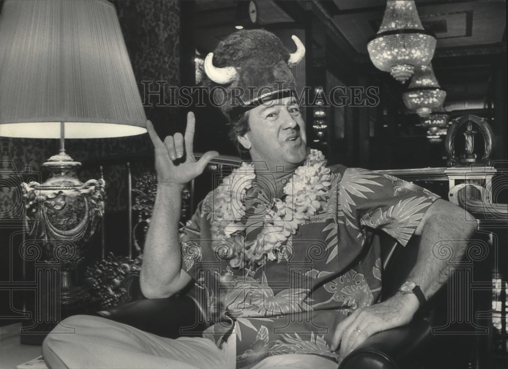 1985 Press Photo Actor Ron Masak Gives 'Horns Up!' Sign At Marc Plaza, Milwaukee- Historic Images