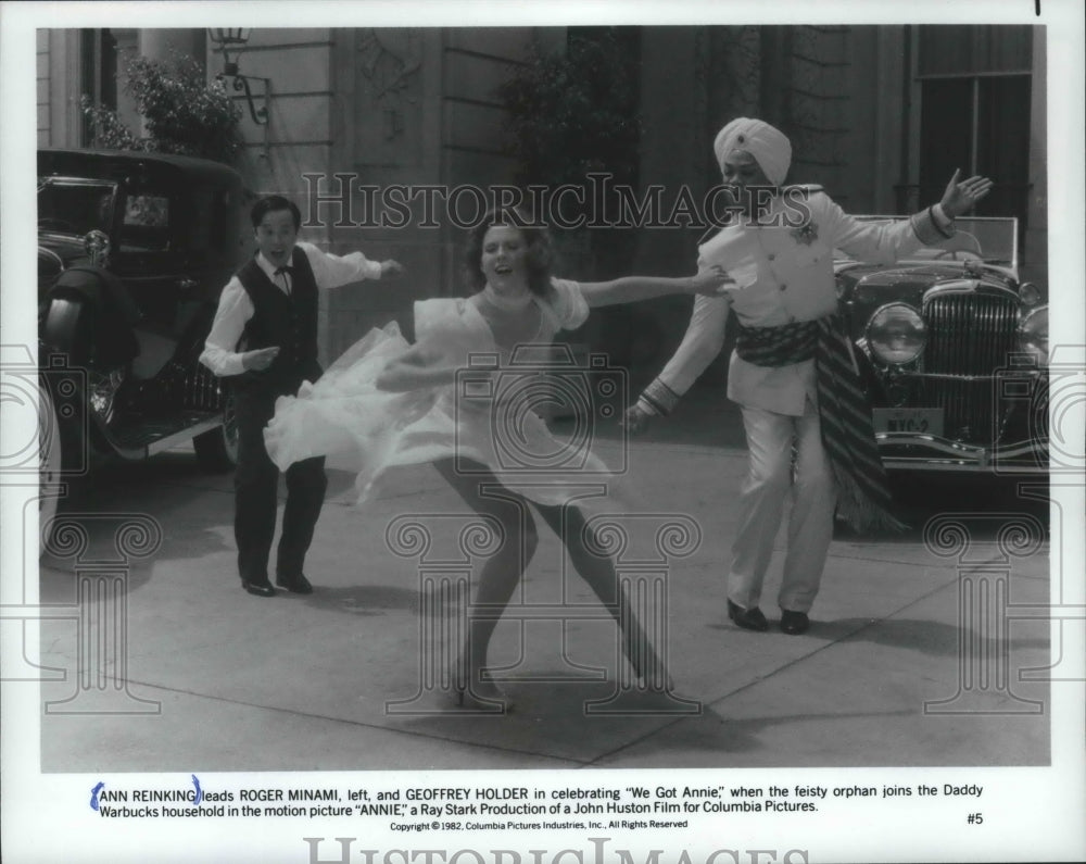 1982 Press Photo Dancing scene &quot;We Got Annie&quot; in the movie &quot;Annie&quot; - mjp22412- Historic Images