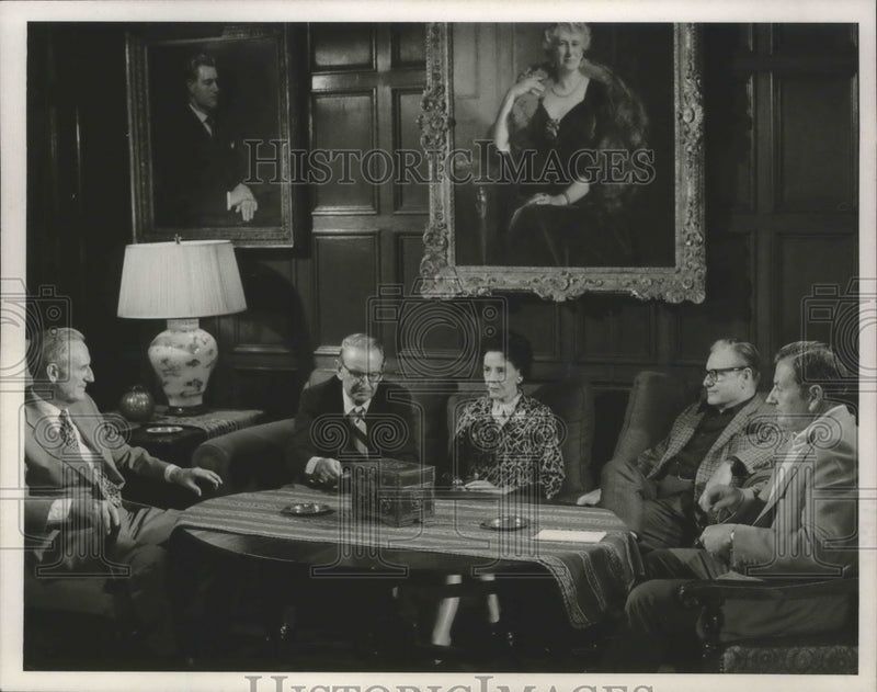 Load image into Gallery viewer, 1973 Press Photo Governor Nelson Rockefeller With Brothers And Sister
