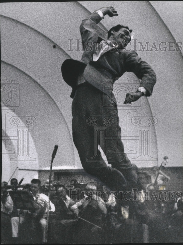 1957 Press Photo Jose Greco Leaps High At Rehearsal At Washington Park- Historic Images