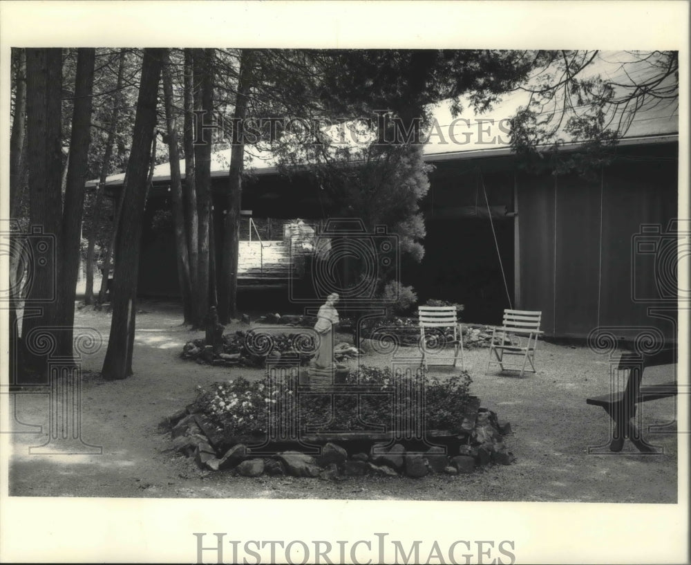 1984 Press Photo garden area at Peninsula Players, Fish Creek, Wisconsin- Historic Images