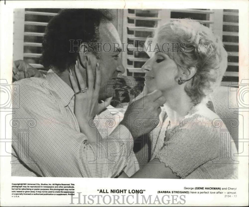 Load image into Gallery viewer, 1981 Press Photo Gene Hackman And Barbra Streisand In Scene Of "All Night Long"
