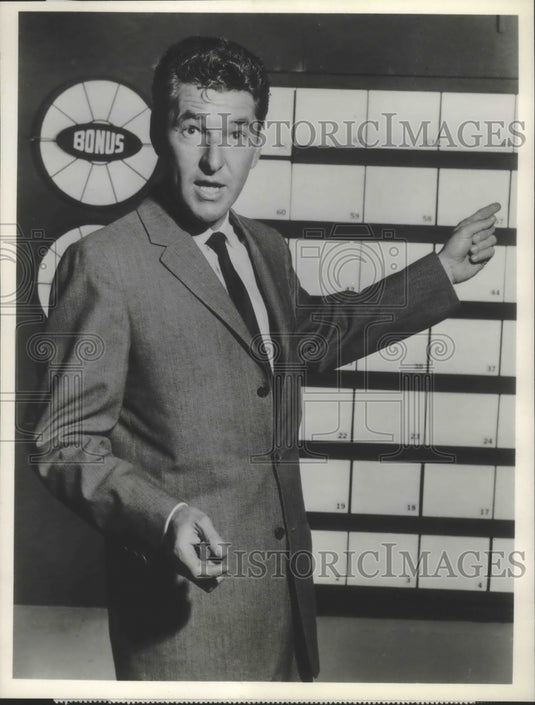 1961 Press Photo Jack Narz in "Seven Keys"- Historic Images