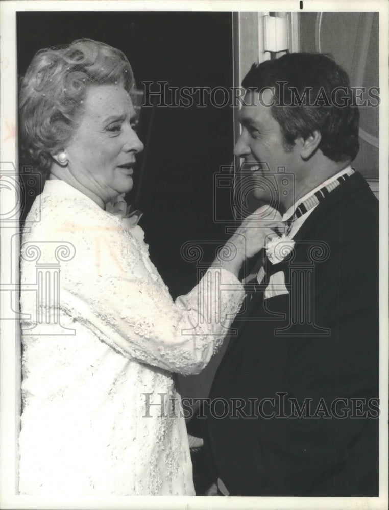1974 Press Photo Mildred Natwick and Rock Hudson in &#39;Love, Honor And Swindle&#39;- Historic Images