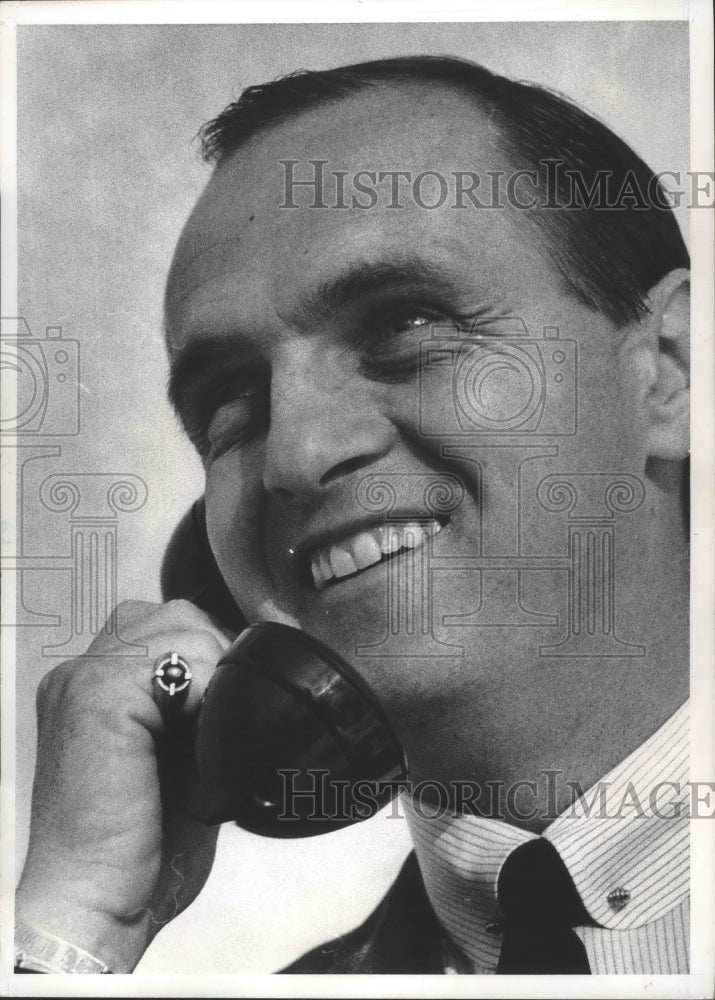 1966 Press Photo Comic Bob Newhart Speaks On Telephone- Historic Images