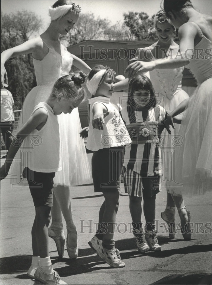 1994 Press Photo Saratoga School&#39;s Brownie Troop are &quot;Swans For The Day.&quot;- Historic Images