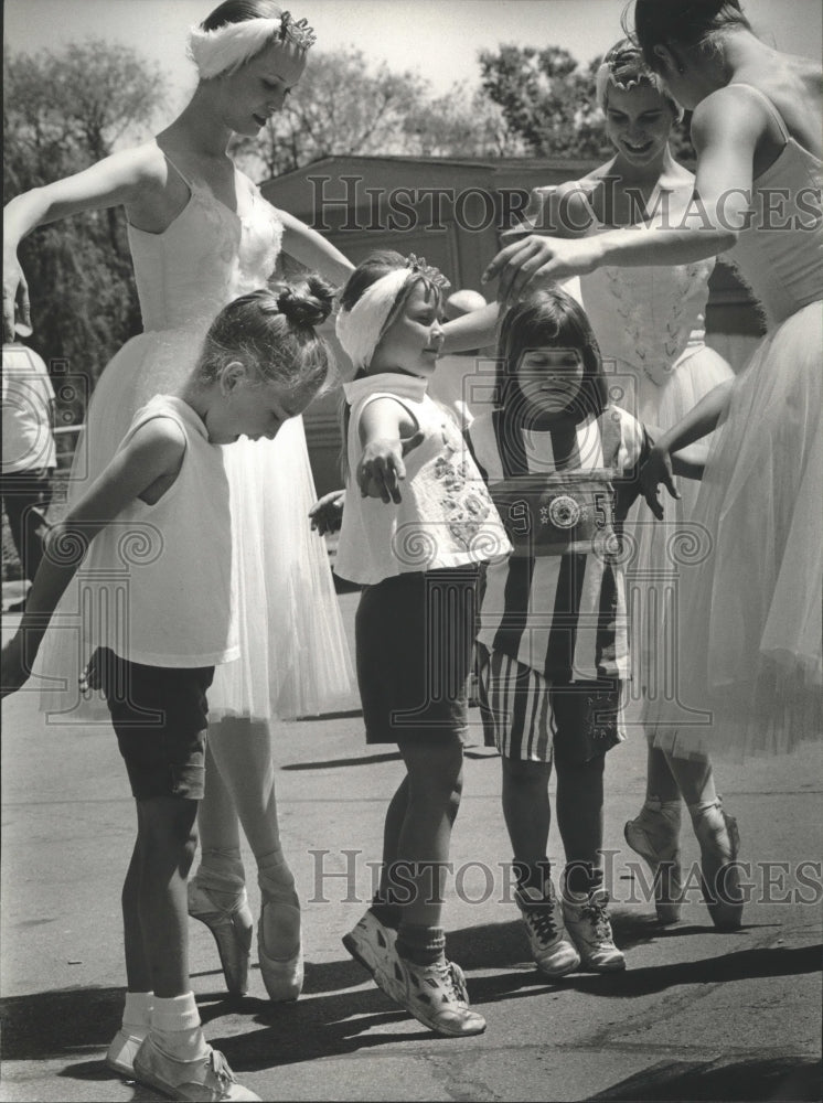 1994 Press Photo Saratoga School's Brownie Troop are "Swans For The Day."- Historic Images