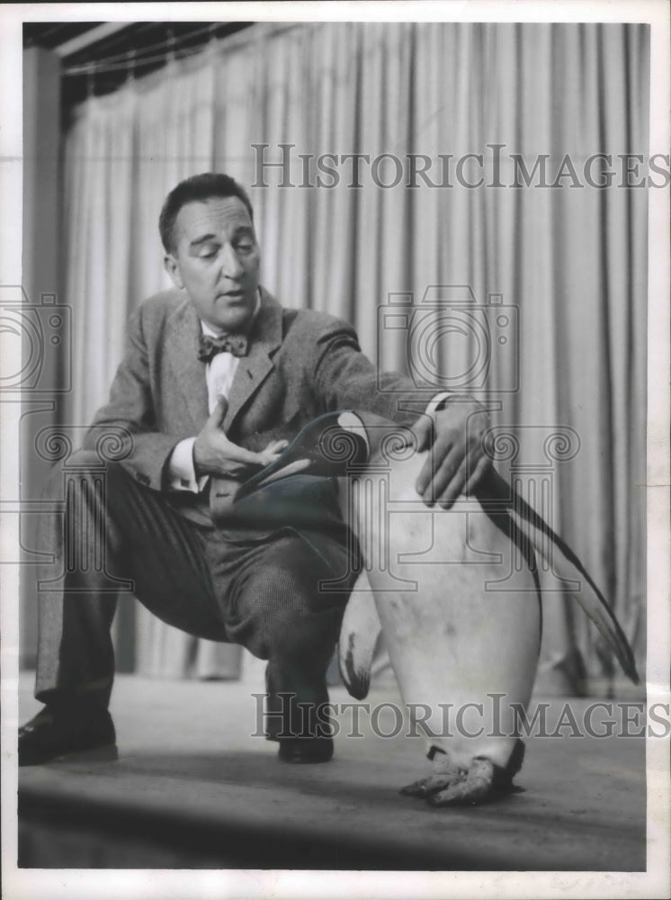 1956 Press Photo The Moore the Merrier: Animal lover Garry Moore and a penguin.- Historic Images