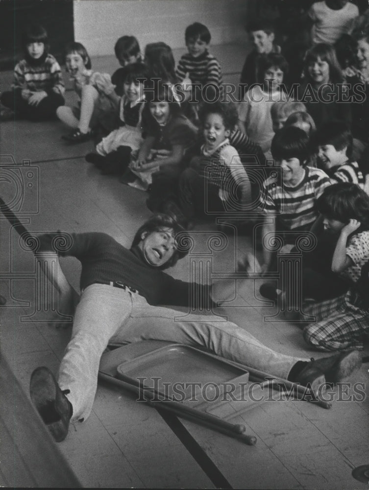 1980 Press Photo Norman Moses, Milwaukee actor entertains children - mjp25030- Historic Images