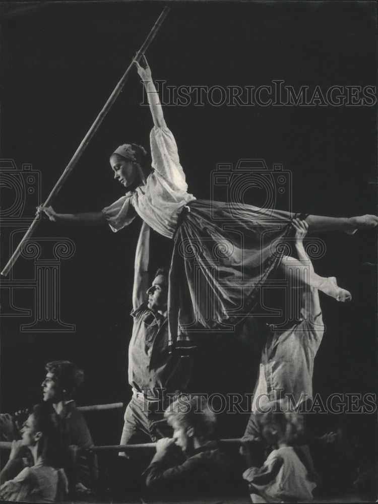 1985 Press Photo The Milwaukee Ballet Company performs &quot;Missing Persons&quot;- Historic Images