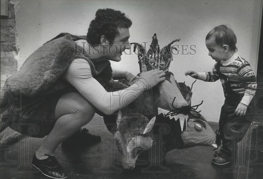 1982 Press Photo MIlwaukee Ballet member shows his costume to Peter Casey- Historic Images