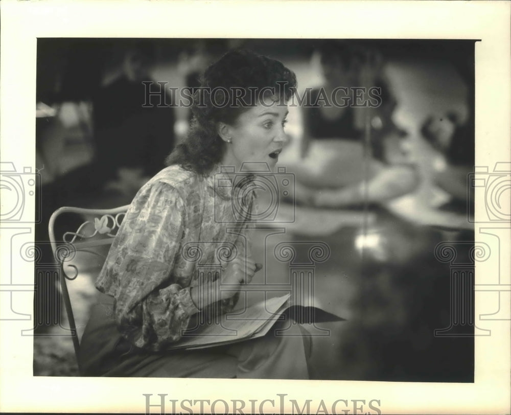 1986 Press Photo Dietitian Margaret Schneider talks with Milwaukee Ballet School- Historic Images
