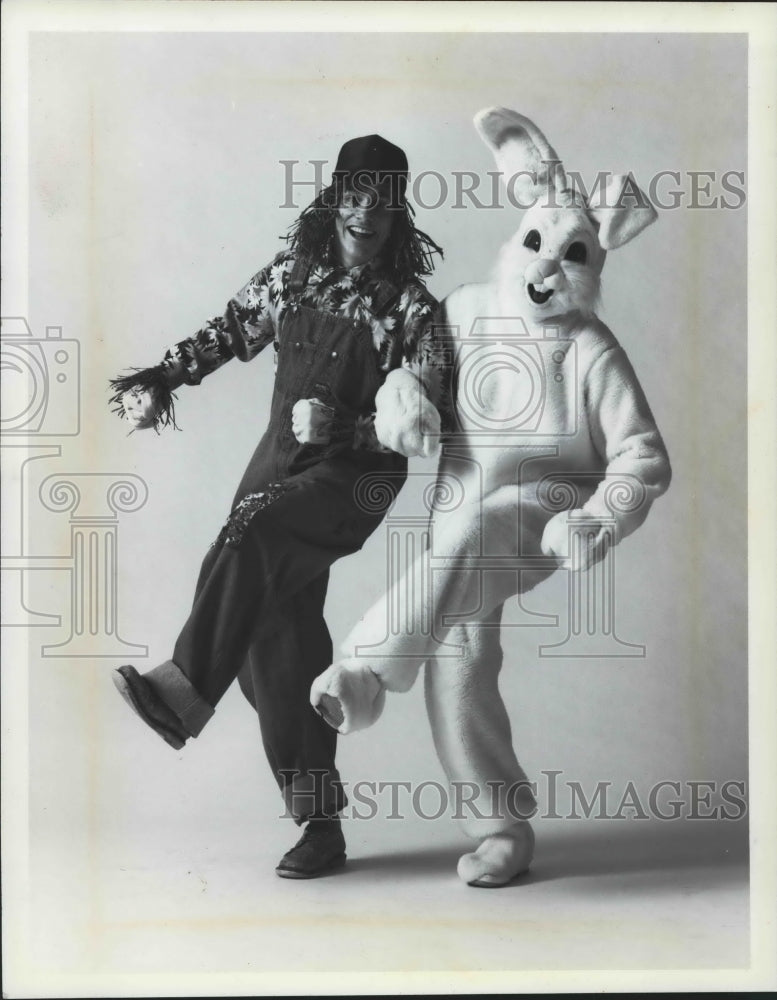 1991 Press Photo Scarecrow John B&#39;Gosh and the Easter Bunny at Marshall Fields- Historic Images