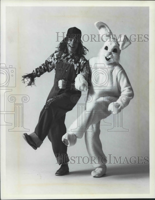 1991 Press Photo Scarecrow John B'Gosh and the Easter Bunny at Marshall Fields- Historic Images