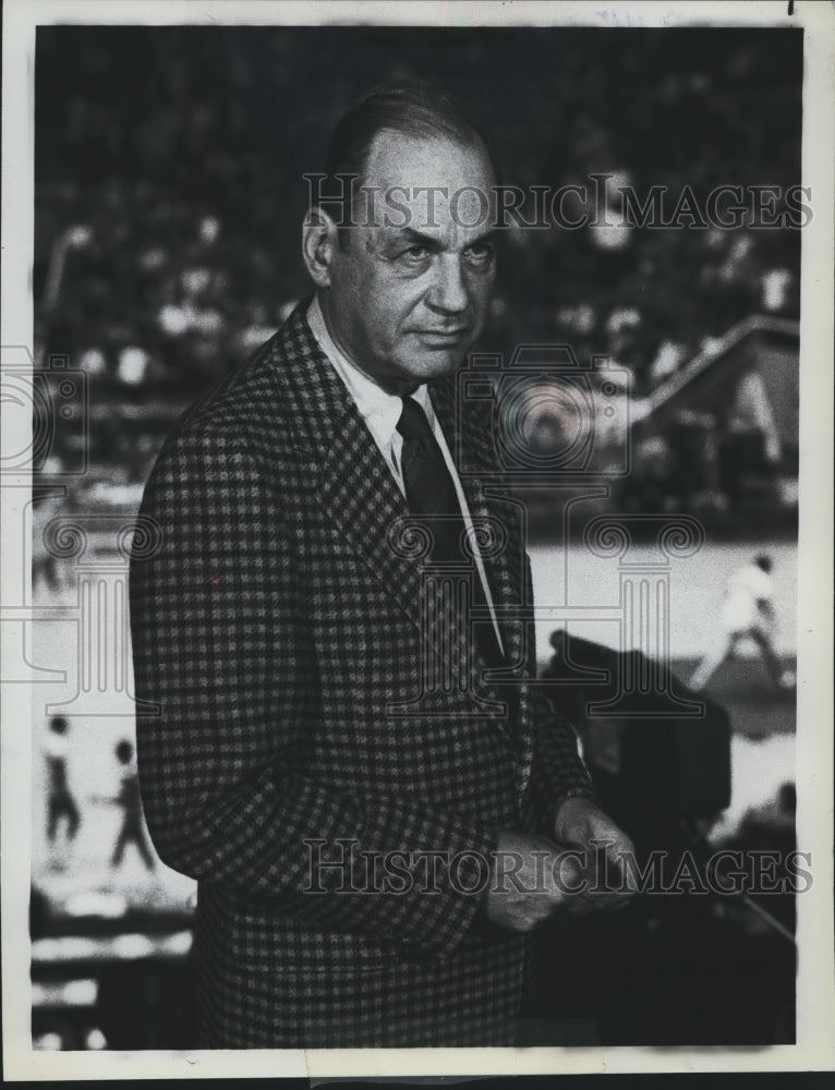 Load image into Gallery viewer, 1979 Press Photo Edwin Newman, correspondent reporting on college sports.
